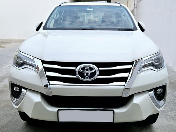 Hire-Fortuner-Car-02